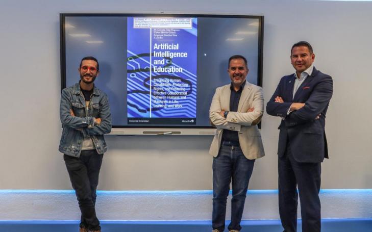 Los investigadores José Ortí Martínez, Manuel Pardo Ríos y Javier Plitt Stevens en la sala de realidad virtual de la UCAM.