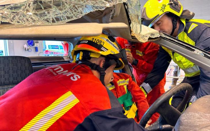 Personal del Servicio de Emergencias durante el estudio para la extracción de víctimas de accidentes.