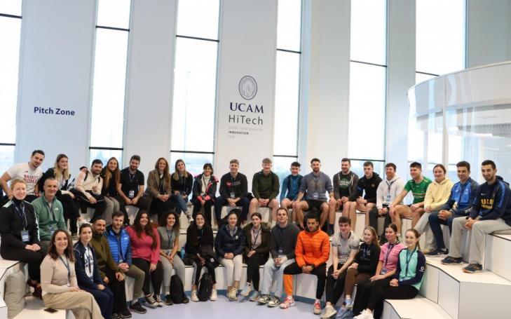 Estudiantes y profesores de las universidades de Limerick (Irlanda) y Roma Foro Italico (Italia) junto a representantes de la UCAM en UCAM HiTech.