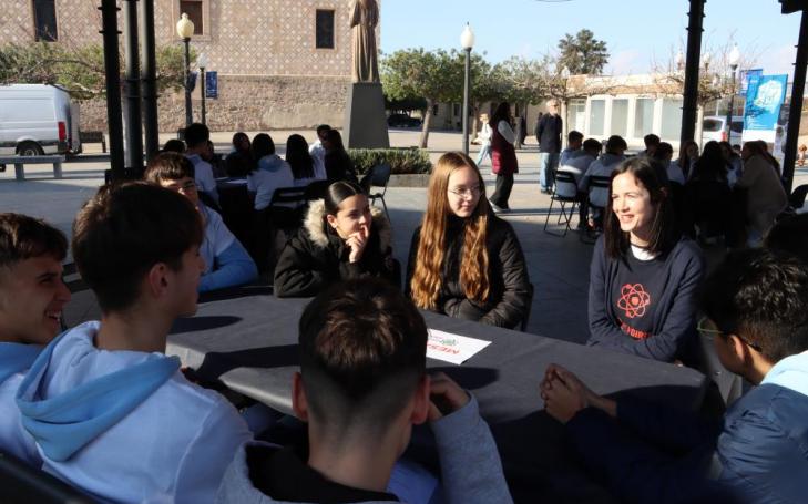 Investigadoras de la UCAM conversando con alumnos del Colegio Cipriano Galea de La Ñora