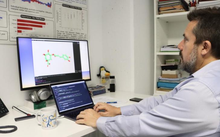 El investigador Horacio Pérez trabajando con una imagen 3D del compuesto 