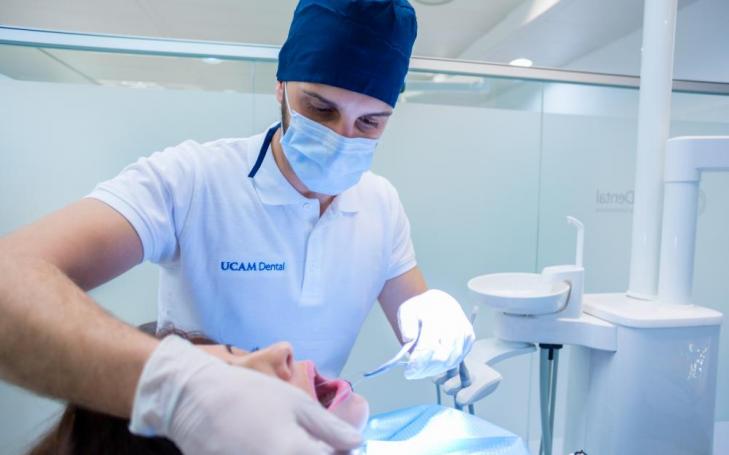 Paciente recibiendo un tratamiento en la clínica UCAM Dental