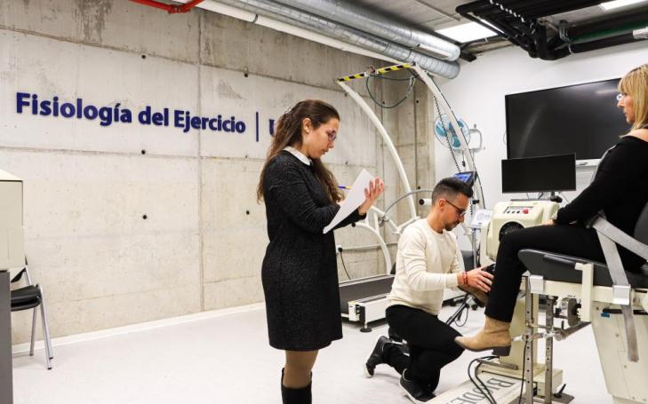 Silvia Pérez-Piñero y Juan Carlos Muñoz-Carrillo evaluando la respuesta de la rodilla durante su estudio