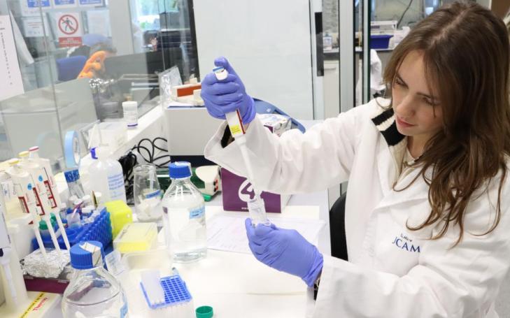  La investigadora de la Universidad Católica de Murcia, Clara Noguera, trabajando en uno de los laboratorios de UCAM HiTech.