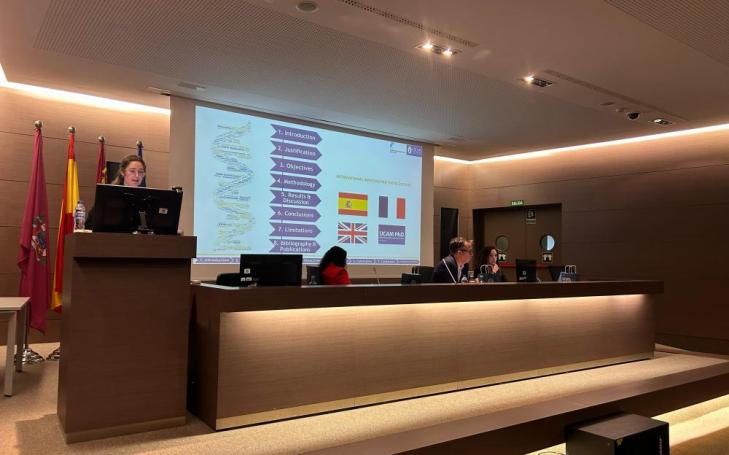 La investigadora Teona Dumitru durante su defensa de tesis doctoral en el salón de actos del Hospital General Universitario de Santa Lucia