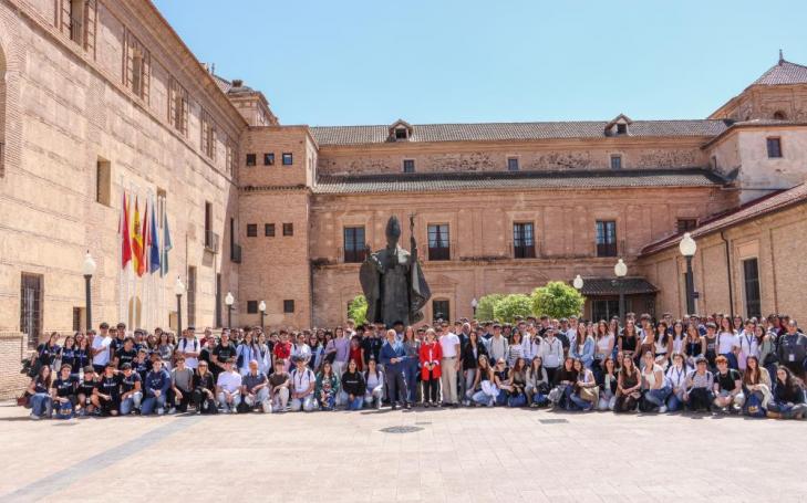Los estudiantes participantes en las Olimpiadas Científicas UCAM 2025 en el Campus de Los Jerónimos