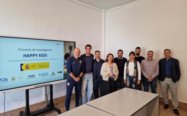 Responsables del proyecto 'Happy Kids' tras la presentación en el Colegio Católico San Vicente de Paúl