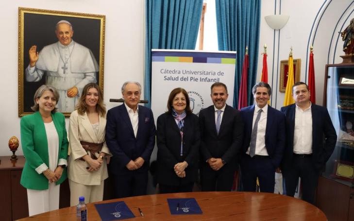 Firma del convenio entre la UCAM y la marca de calzado Pablosky.
