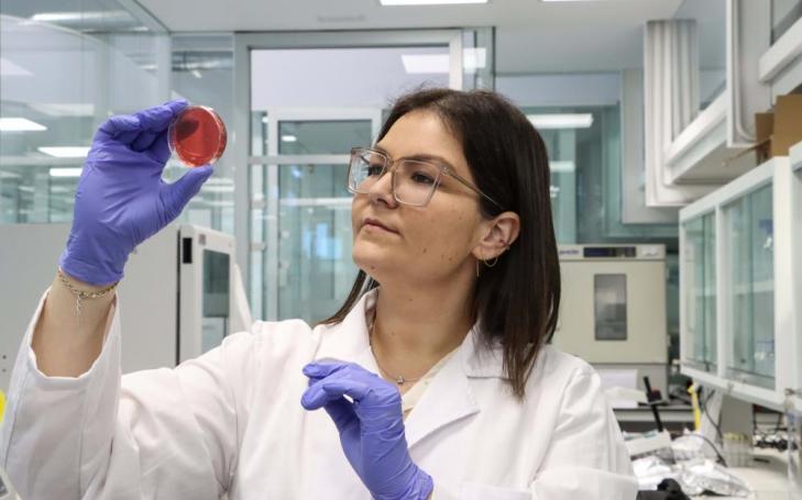 La investigadora Noelia Hernández en uno de los laboratorios de la UCAM.