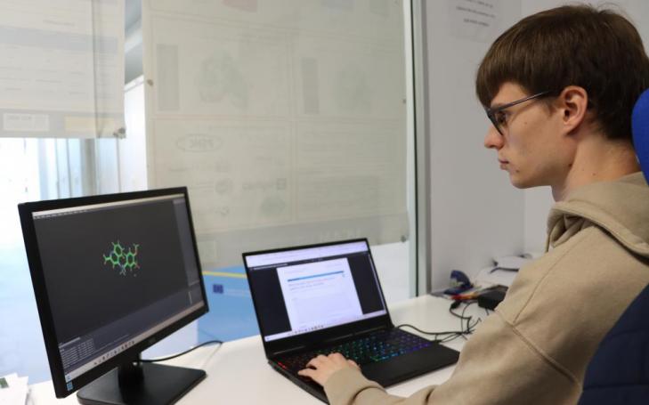 El investigador de la UCAM, Jochem Nelen, en la sala de trabajo del grupo BIO-HPC.