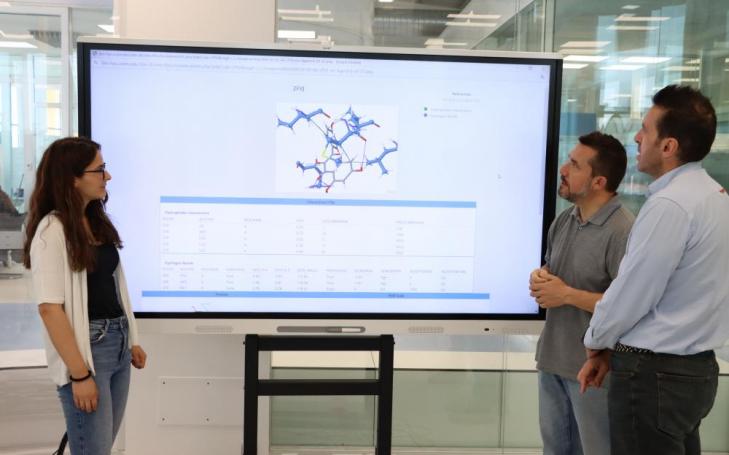 Elena Murcia, Horacio Pérez y Juan José Hernández testando la herramienta en las instalaciones de UCAM HiTech