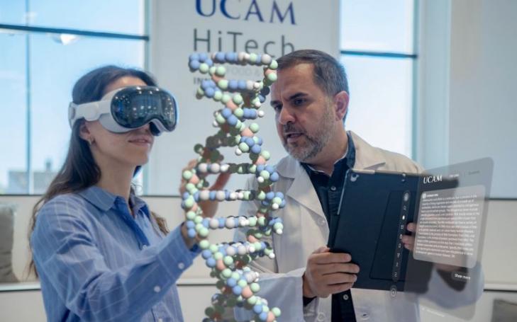 Instante de una práctica de ciencias de la salud con las gafas de realidad virtual.