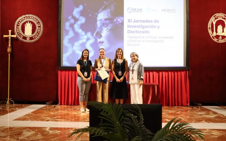 Entrega del primer premio de Mi Tesis en 3 Minutos a Isabel María López Ruiz
