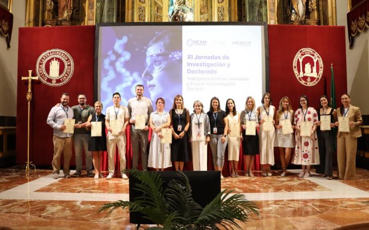 Foto de familia con los premiados del evento 