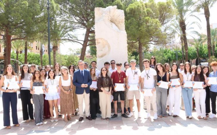 Los estudiantes premiados junto a Estrella Núñez, vicerrectora de Investigación de la UCAM, Antonio González, director de la Fundación Séneca, y Miriam Mendoza, coordinadora del Campus de Cartagena.