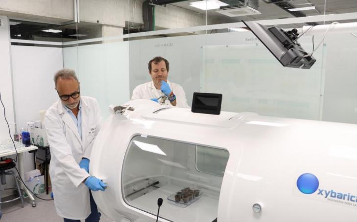 Los investigadores Antonio José Pérez-López y José Ramón Acosta-Motos, del grupo de investigación BioVegA² de la UCAM, realizando pruebas en la cámara hiperbárica.
