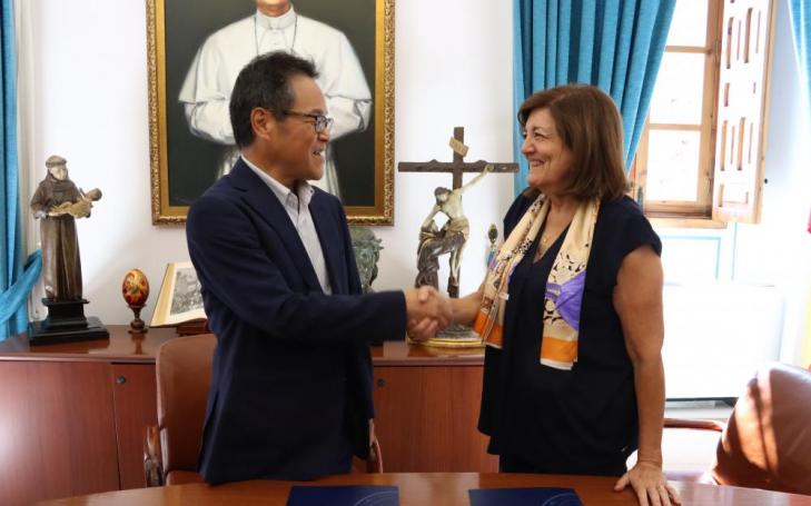 Firma entre la UCAM y Takasgo para la creación de su nueva cátedra. 