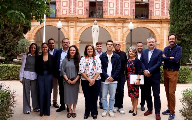 Los representantes de la UCAM y El Ciruelo tras la firma del acuerdo