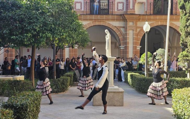 Un grupo del Conservatorio Superior de Danza de Madrid 'María de Ávila' han actuado en el claustro del Monasterio de Los Jerónimos.