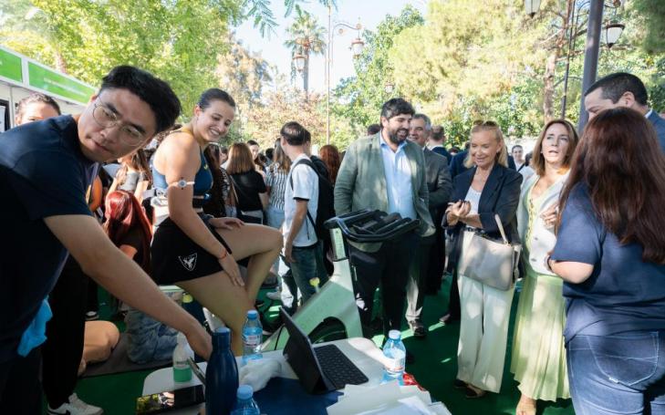 La rectora de la Universidad Católica y el presidente de la CARM, en una demostración de UCAM SENS, con la jugadora del UCAM Cartagena Tenis de Mesa, Carmen Lozano.
