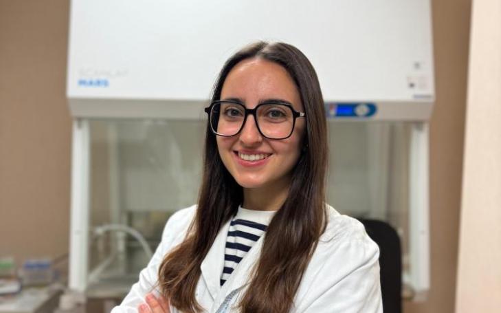 La investigadora predoctoral Andrea Pérez en los laboratorios del Hospital General Universitario Santa Lucía de Cartagena