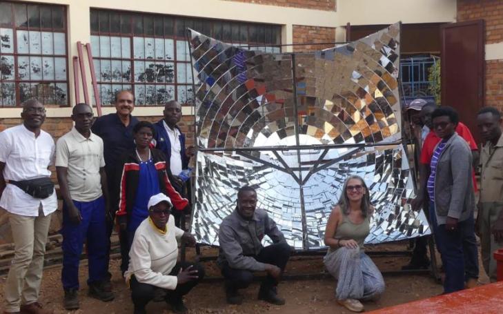 Miembros del consorcio del proyecto europeo 'VET to Stop Deforestation' en Burundi tras la implementación de una cocina solar.
