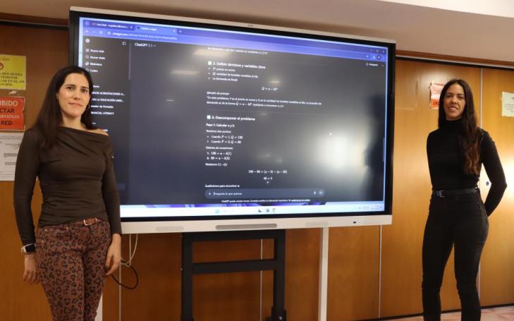 Las investigadoras Nina Pallarés Cerdá y Concepción González García durante el desarrollo de las pruebas a los alumnos.