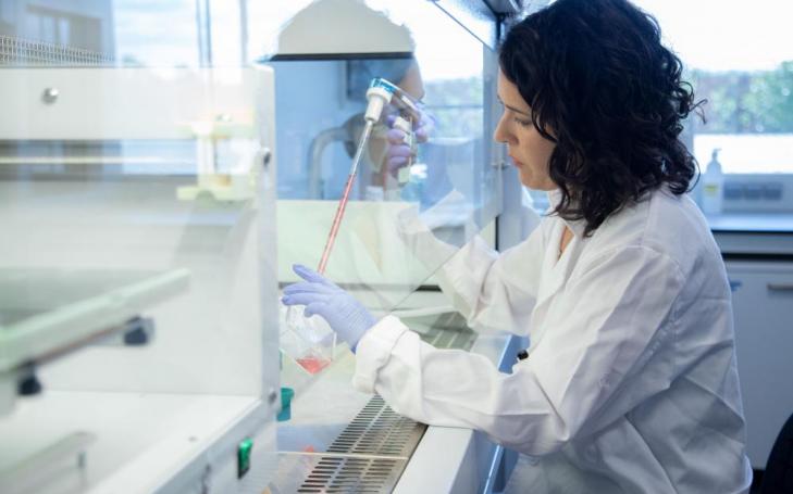 Adriana Ordóñez González, en el UCAM HiTech, donde investiga