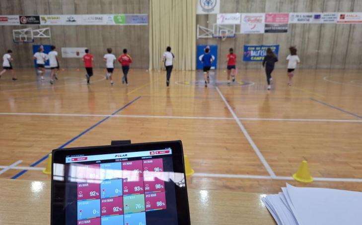 Alumnos del estudio realizando el calentamiento previo al entrenamiento de fuerza
