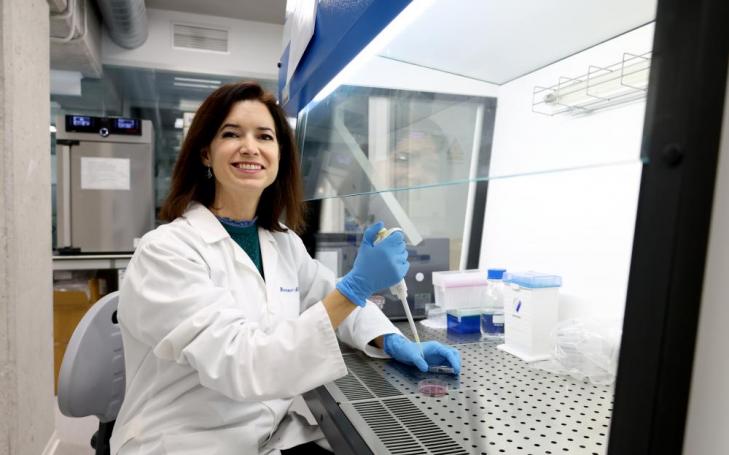La investigadora de la UCAM Isabel Martínez Alcalá, en el Laboratorio de Microbiología de UCAM HiTech.