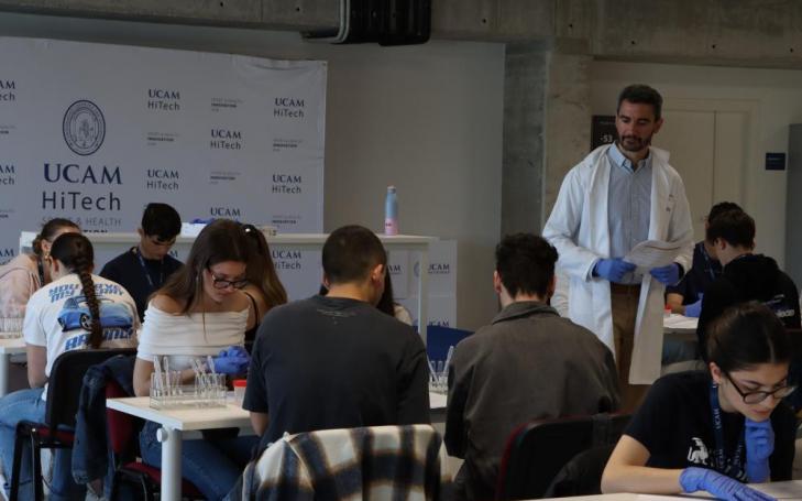 Alumnos desarrollando la prueba práctica del área biotecnología en las instalaciones de UCAM HiTech