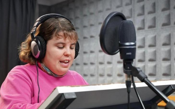Alumna del primer taller de doblaje adaptado durante una sesión.