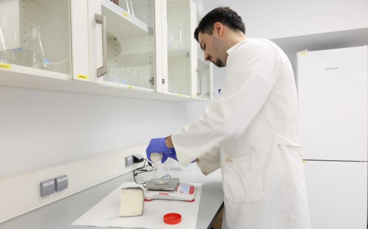 El investigador Gregorio Molina, trabajando en su muestra de queso al vino.