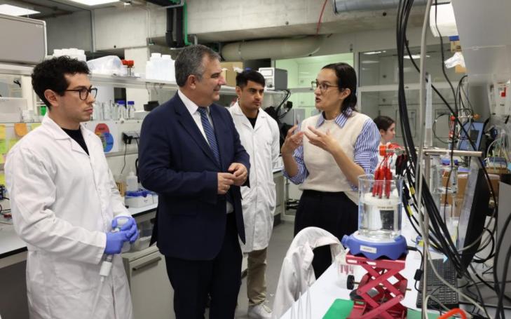 La investigadora María Cuartero explica al consejero Juan María Vázquez el funcionamiento del sensor.