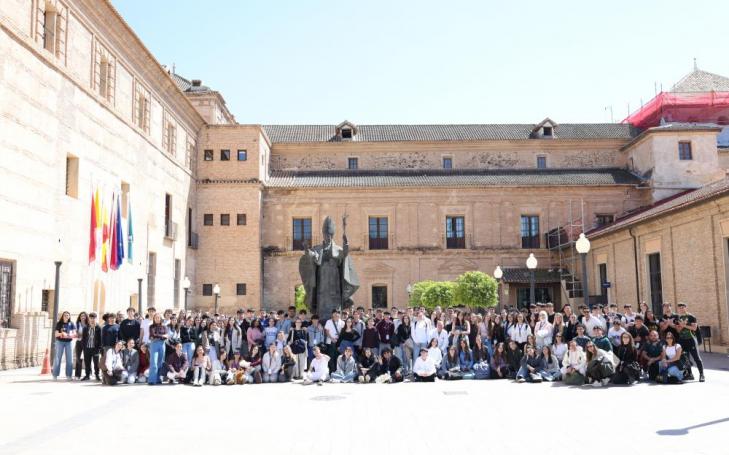 Foto grupal de las Olimpiadas Científicas en el Campus de Los Jerónimos