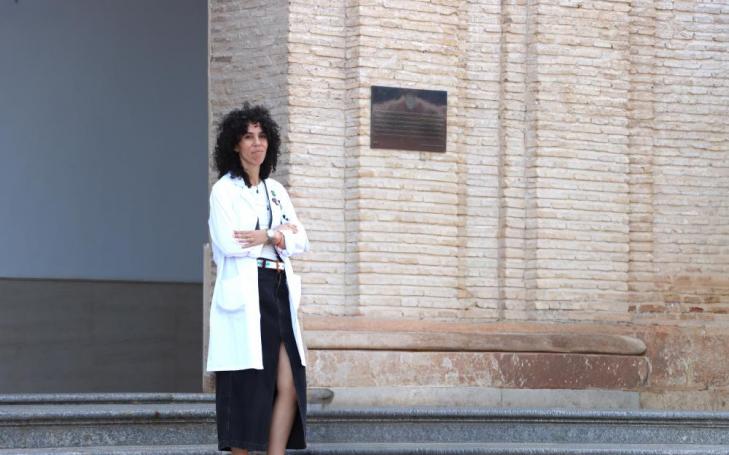 La investigadora Pura Ballester en el campus de la Universidad Católica de Murcia. 