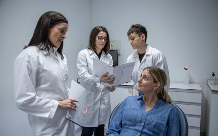 Las investigadoras Laura Murcia, Desirée Victoria-Montesinos y Ana María García en las instalaciones de UCAM Dental