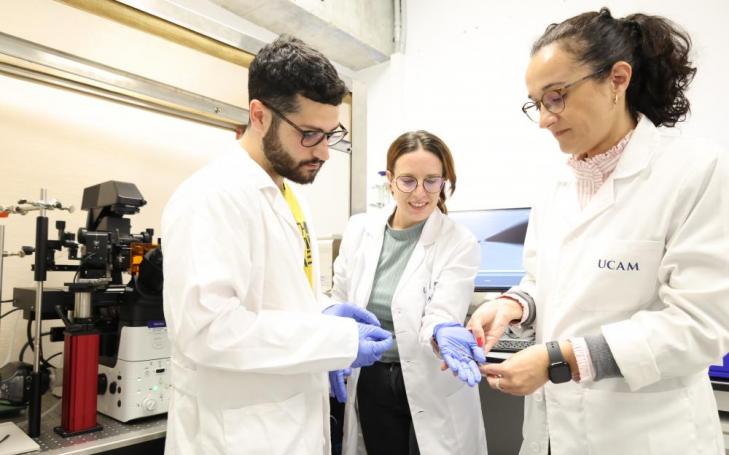 Los investigadores María Cuartero, Agueda Molinero y Antonino Biagio realizando las primeras pruebas del nanosensor en el laboratorio