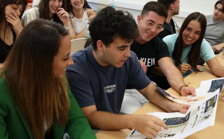 Explicación de alumnos a la decana de la facultad de deporte Lourdes Meroño