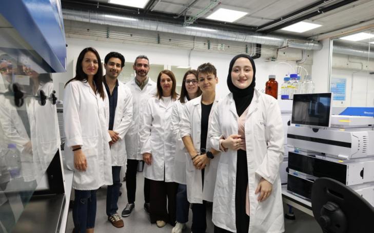 Los investigadores del estudio en el laboratorio de cromatografía del UCAM HiTech