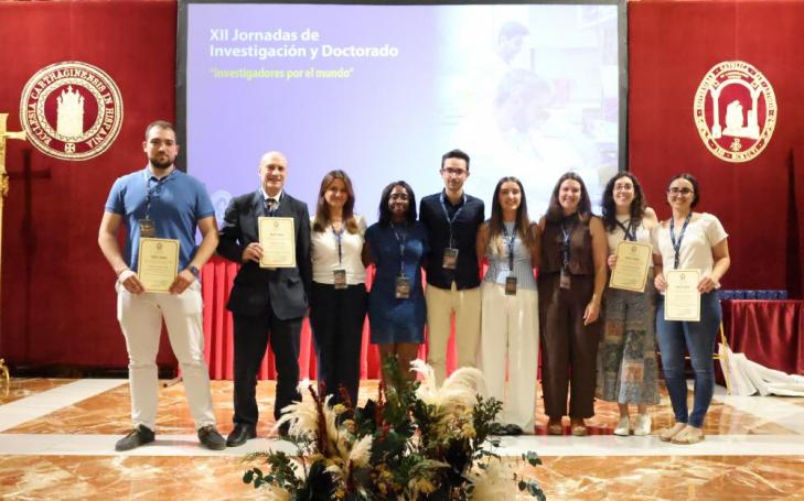  Foto grupal de los ganadores del concurso Mi Tesis en 3 Minutos.
