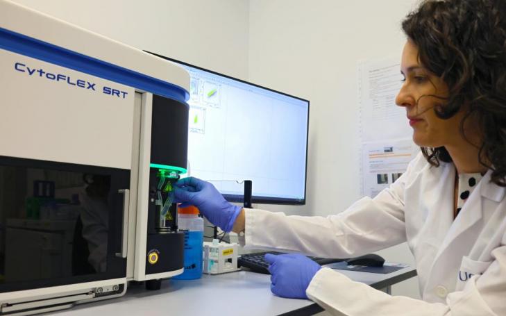 La científica de la UCAM, Adriana Ordóñez, utilizando el separador celular para su investigación 