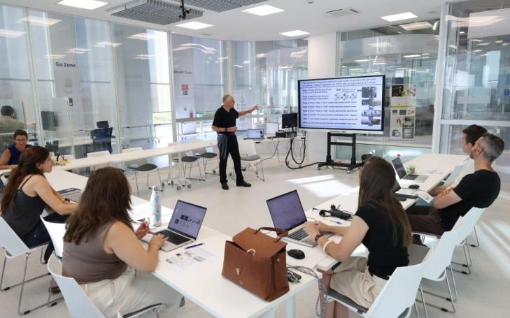 Lynn W. Phillips formando a investigadores en una de las mentorías del I UCAM Research Impact Forum