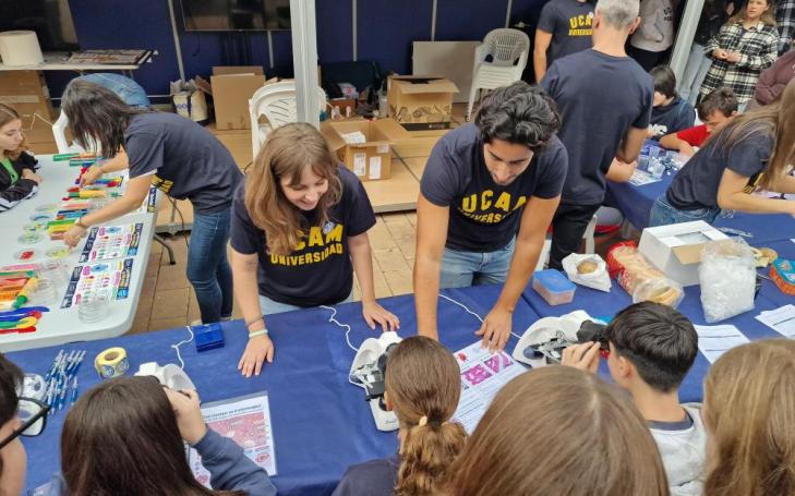 Investigadores de la UCAM muestran a jóvenes escolares cómo se ven algunas células y tejidos a través del microscopio