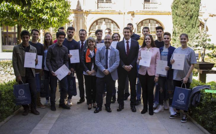 La UCAM premia la  excelencia científica de  diecinueve estudiantes  murcianos