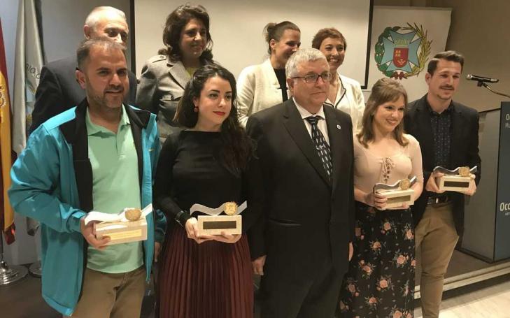 El Colegio Oficial de Enfermería premia a estudiantes y profesores de la UCAM El Colegio Oficial de Enfermería premia a estudiantes y profesores de la UCAM