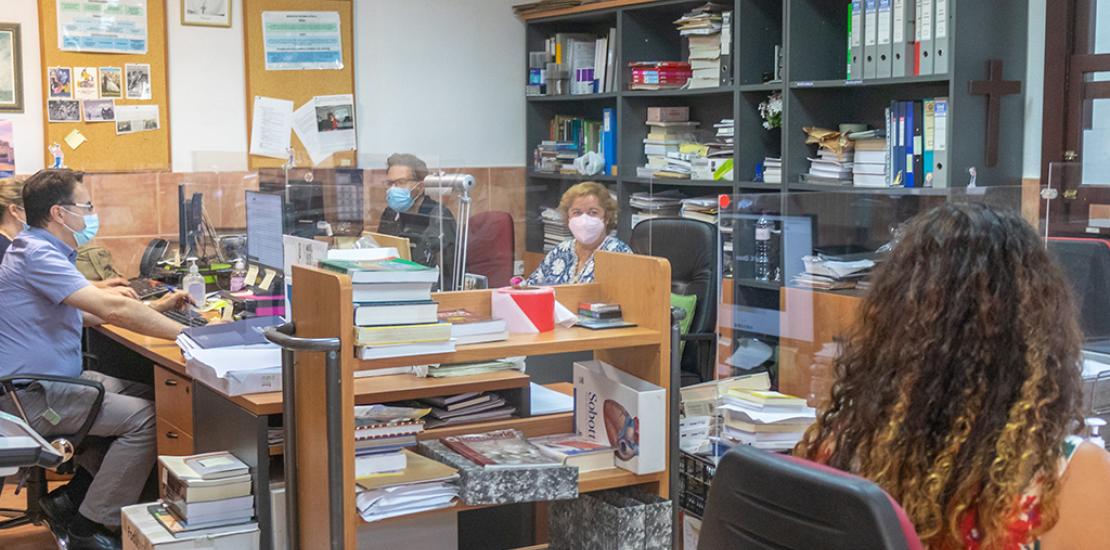Equipo del servicio de biblioteca formando a los socios del proyecto PALIB