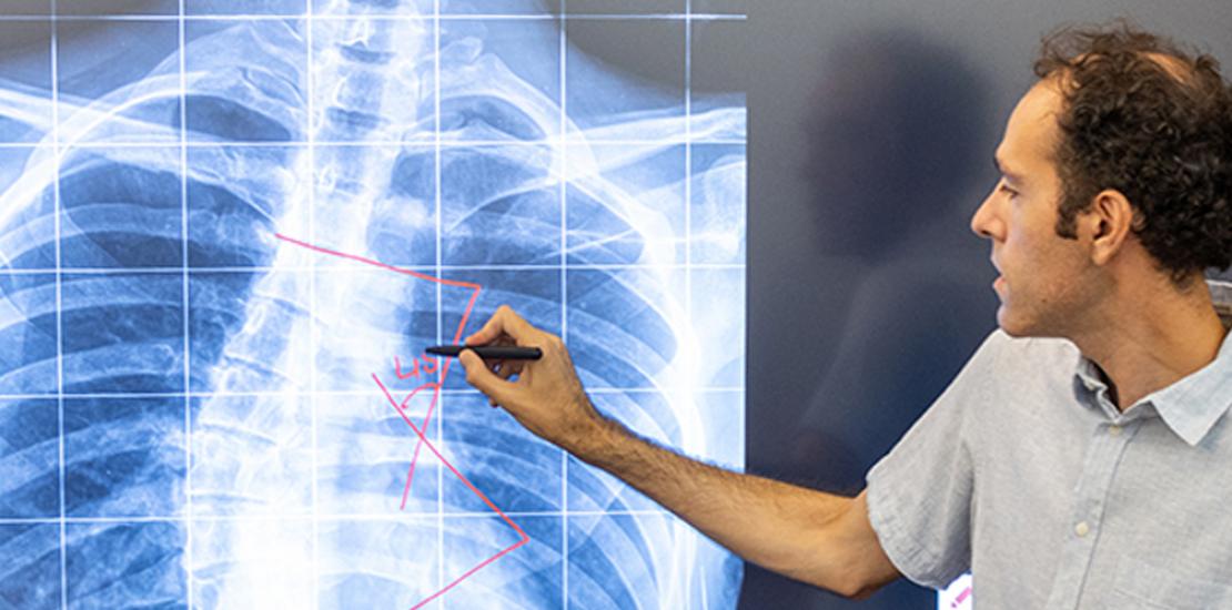 Manuel Curado Navarro, doctor del Grado en Ingeniería Informática de la Universidad Católica de Murcia,explica uno de los diversos algoritmos que realiza su patente para mejorar las radiografías