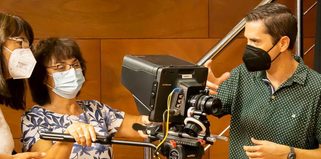 Sergio Albaladejo enseñando el funcionamiento de las cámaras de televisión al profesorado europeo