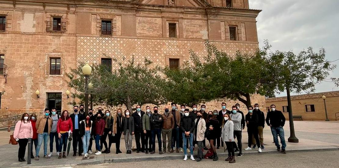 Fotografía grupal de todos los participantes en el concurso de creación de jardines verticales